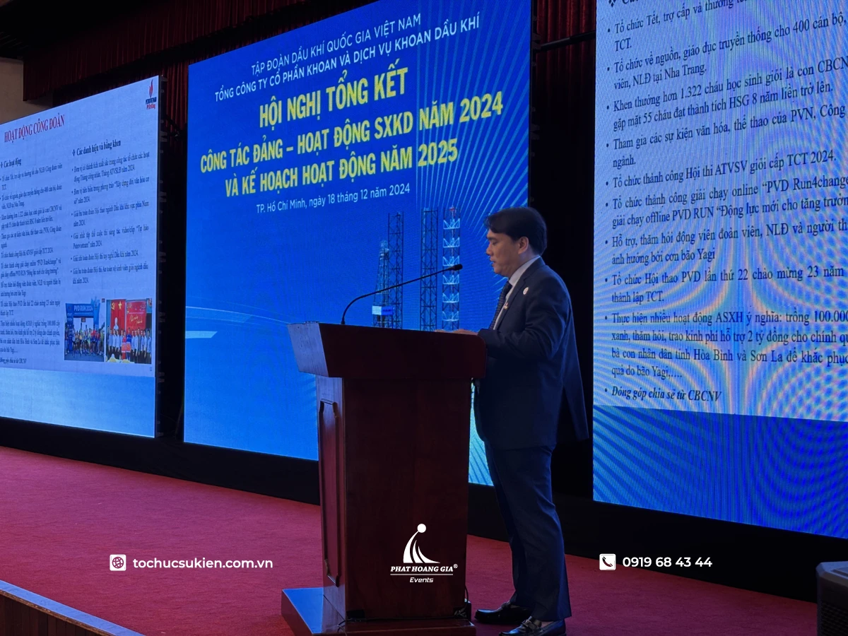 Đại diện ban lãnh đạo phát biểu khai mạc hội nghị tổng kết tại sự kiện