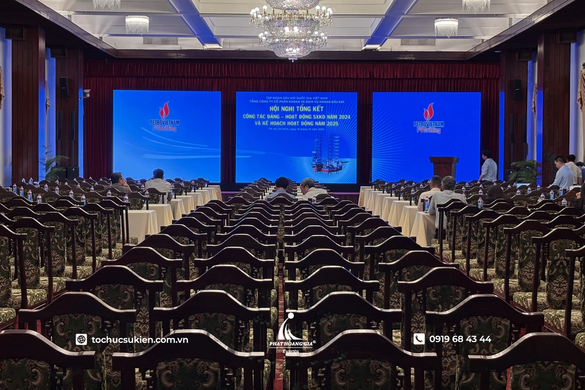 Toàn cảnh hội nghị trang trọng với sự tham gia của các diễn giả và khách mời tại trung tâm hội nghị chuyên nghiệp