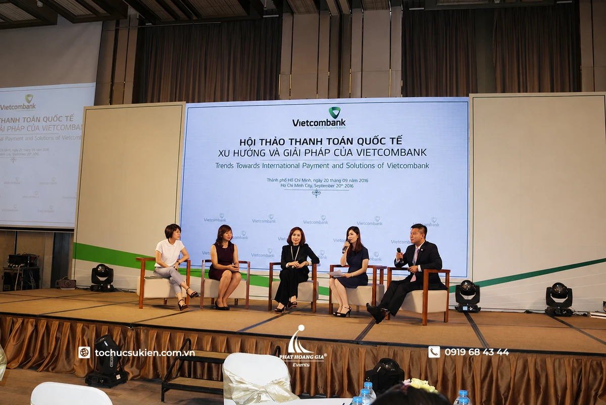 Các diễn giả tham gia phiên tọa đàm và trao đổi về chuyên đề trong khuôn khổ buổi hội thảo với không gian sân khấu chuyên nghiệp