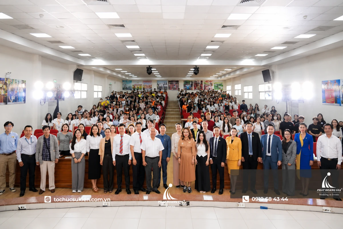 Toàn cảnh buổi hội thảo với sự tham gia đông đảo của các diễn giả và khách mời tại trung tâm hội nghị