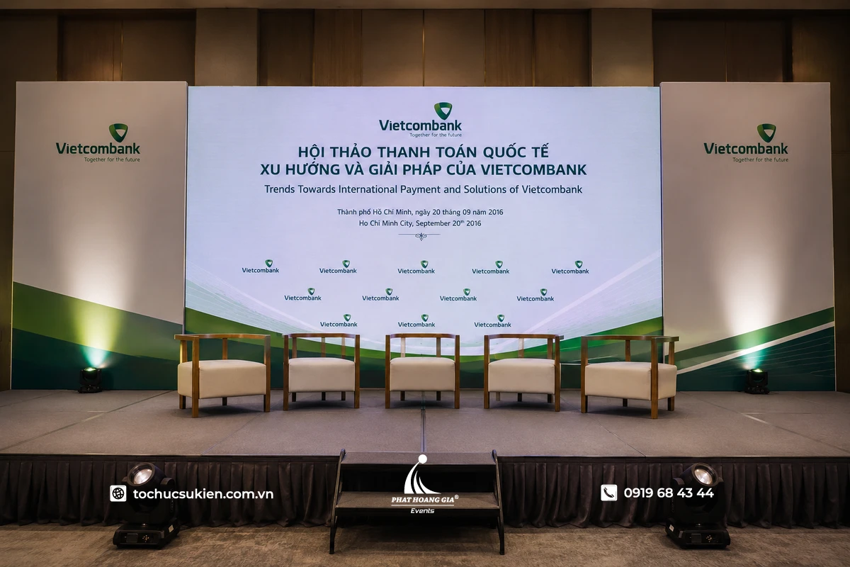 Hội thảo là gì - sân khấu hội thảo được dàn dựng hiện đại với hệ thống bàn ghế đồng bộ, chuyên nghiệp