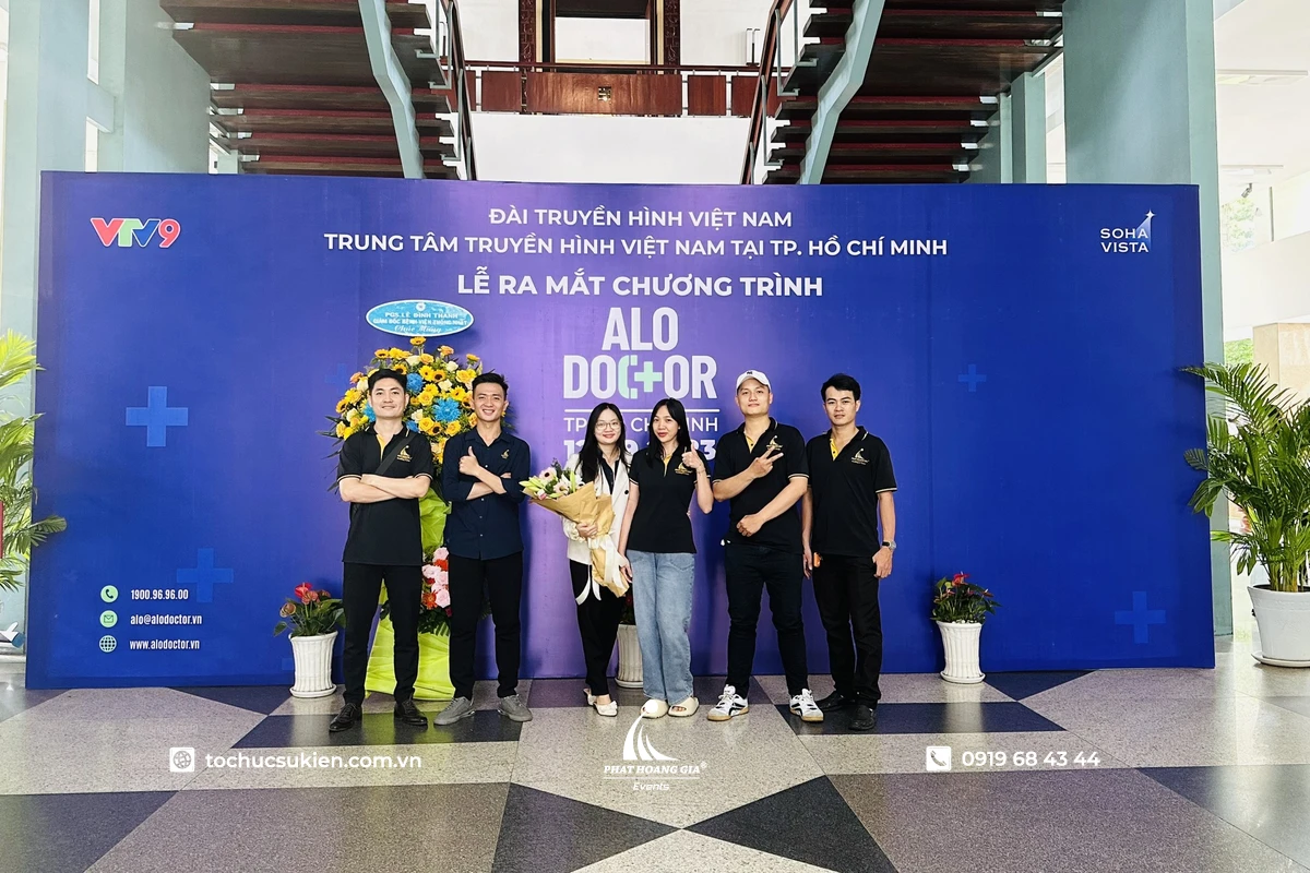 Đội ngũ nhân sự cùng chụp ảnh lưu niệm sau khi sự kiện kết thúc thành công, ghi lại khoảnh khắc đáng nhớ của chương trình