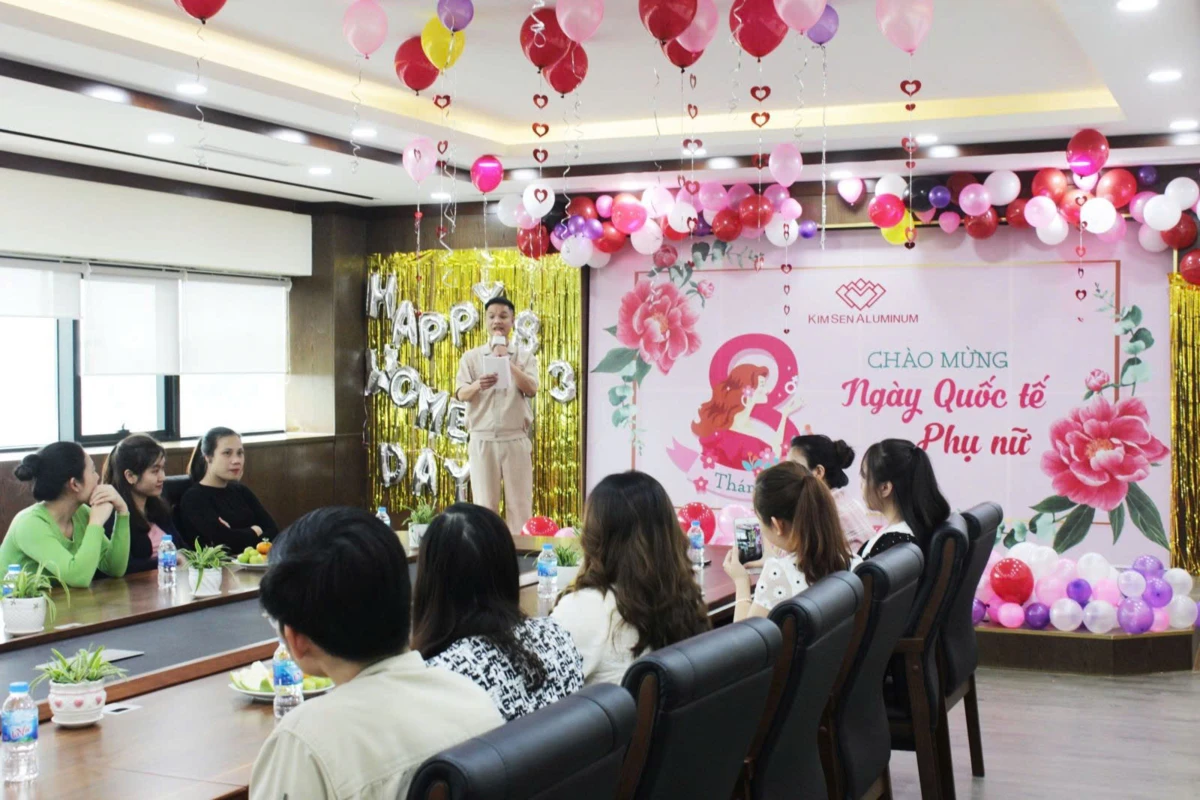 Kế hoạch tổ chức 8/3 tại văn phòng với không gian trang trí bong bóng hồng rực rỡ