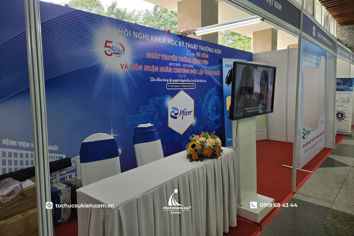 Khu vực đón tiếp hội nghị với bàn tư vấn hỗ trợ khách mời thực hiện thủ tục tham dự sự kiện