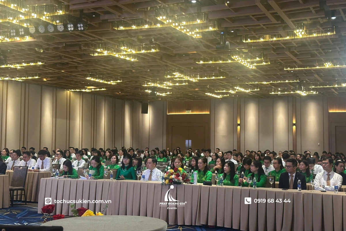 Hội nghị khách hàng với đông đảo khách mời tham dự trong không gian trung tâm hội nghị sang trọng và chuyên nghiệp