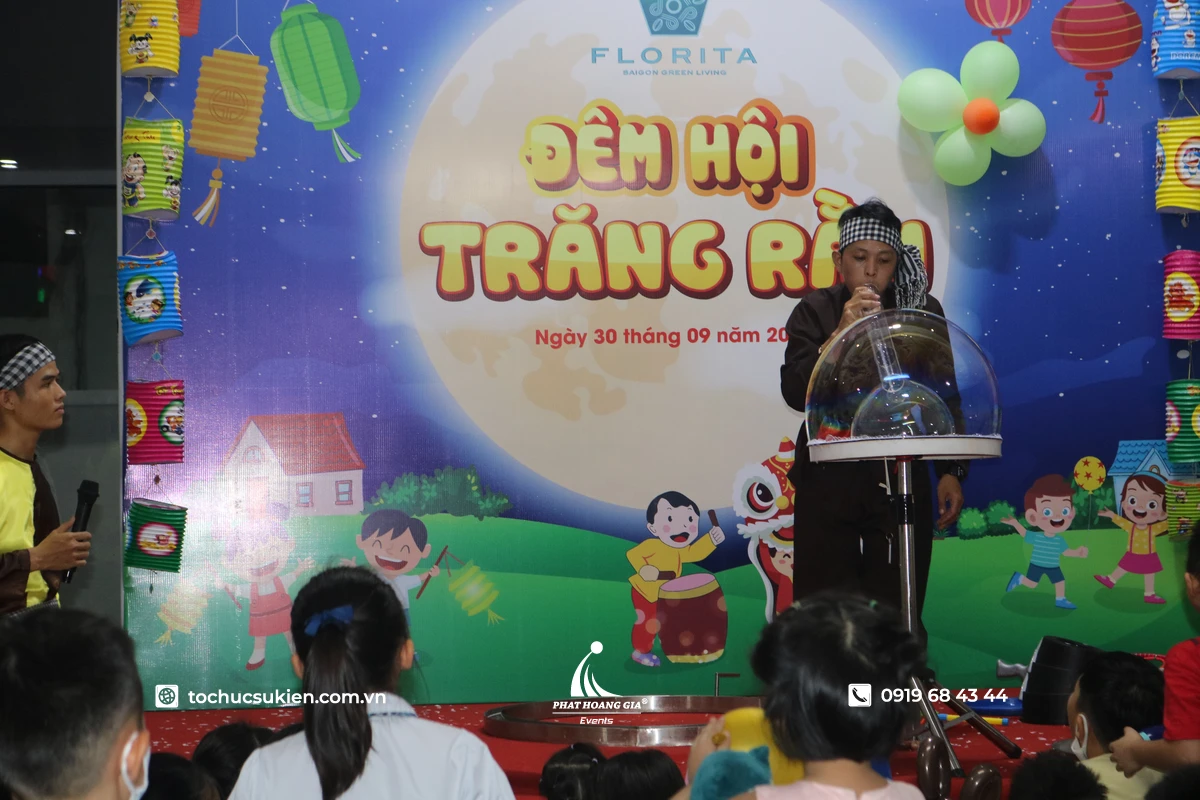 Tiết mục trình diễn ảo thuật tại Đêm hội trăng rằm thu hút sự chú ý và thích thú của các em nhỏ tham gia chương trình