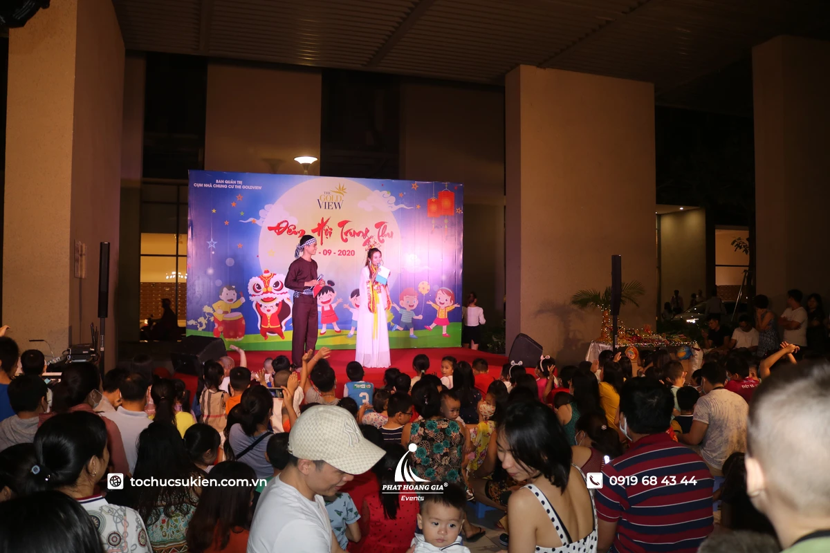 Kế hoạch tổ chức Trung Thu được thực hiện thành công với không gian sân khấu, backdrop truyền thống và hệ thống ánh sáng được setup chuyên nghiệp cho sự kiện