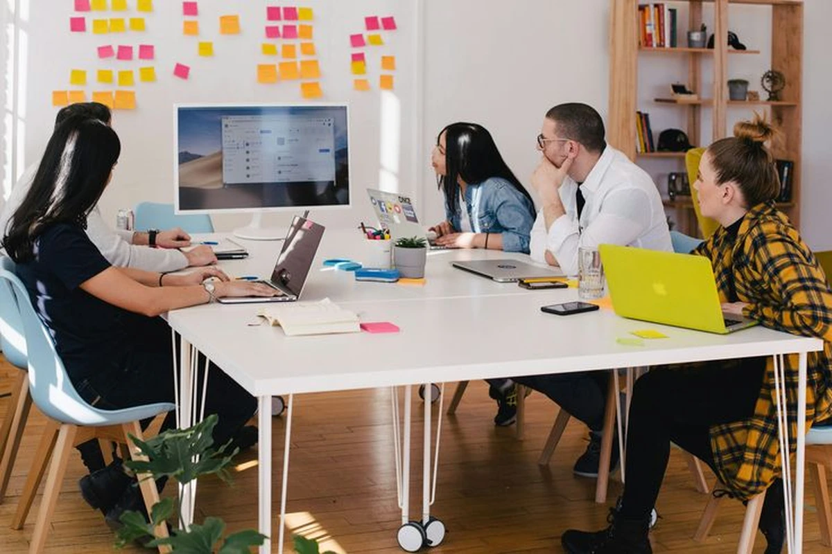 Đội ngũ marketing cùng thảo luận và xây dựng kế hoạch truyền thông với các chiến lược triển khai cho chiến dịch sắp tới