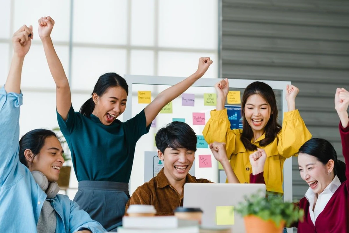 Đội ngũ marketing vui mừng khi các chỉ số KPI đạt kết quả tích cực sau quá trình triển khai kế hoạch truyền thông