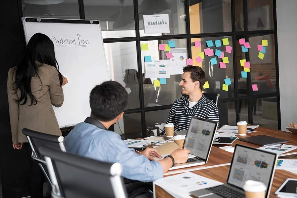 Đội ngũ marketing họp bàn và xây dựng kế hoạch truyền thông cho sự kiện sắp diễn ra