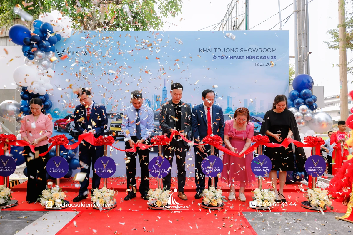 Key moment cắt băng khánh thành với hiệu ứng pháo giấy và ánh sáng sân khấu nổi bật tại lễ khai trương doanh nghiệp