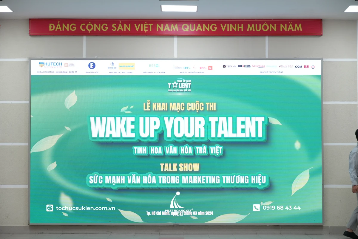 Màn hình LED lớn hiển thị thông tin buổi khai mạc cuộc thi