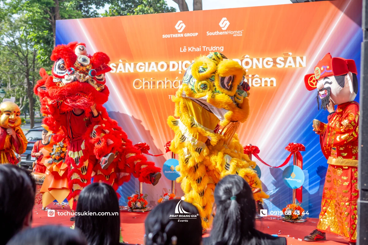 Hình ảnh rộn ràng của tiết mục múa lân đón lộc tài trong buổi lễ khai trương công ty bất động sản