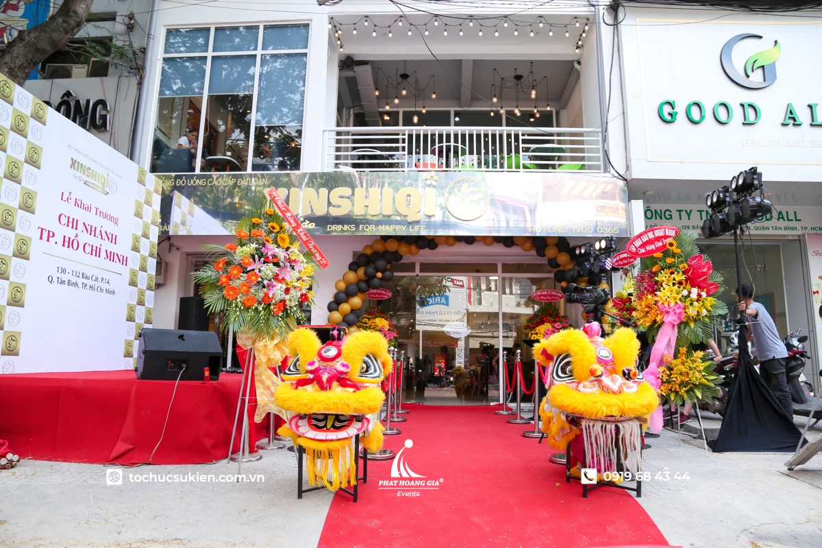 Toàn cảnh trang trí sân khấu và cổng chào bong bóng trong sự kiện khai trương cửa hàng Xinshiqi chi nhánh Tân Bình.