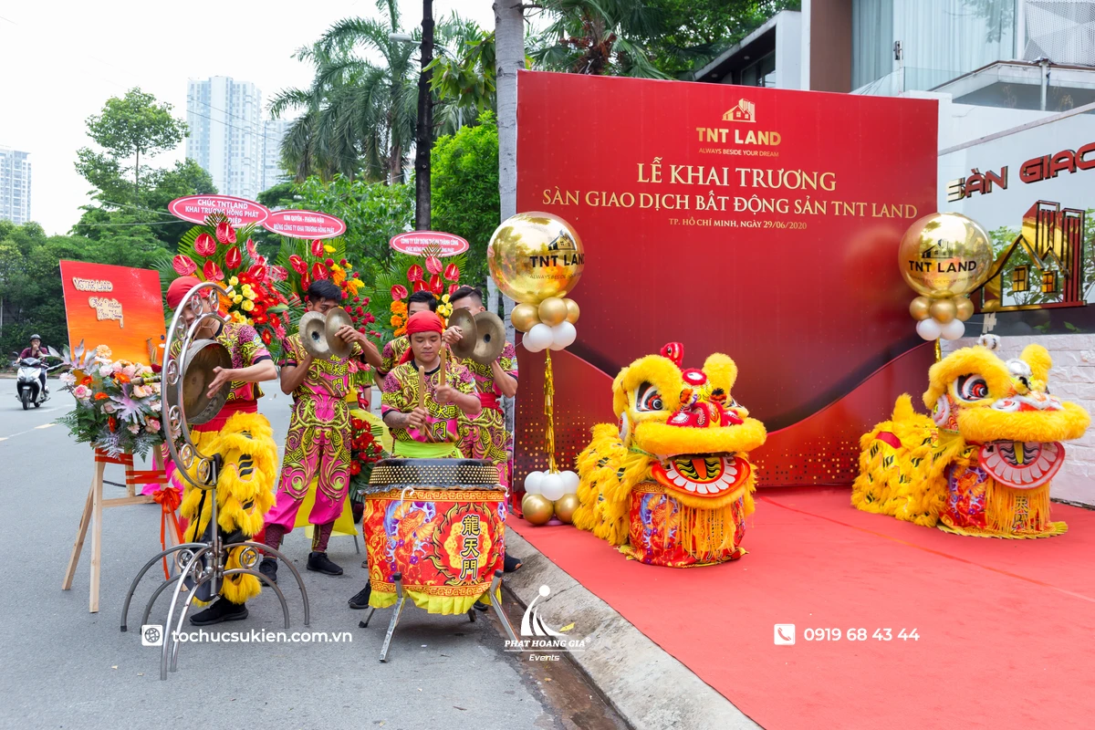 Không khí sôi động tại lễ khai trương với màn trình diễn lân sư rồng nổi bật trước backdrop sự kiện