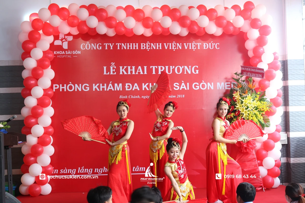 Tiết mục văn nghệ biểu diễn tại lễ khai trương góp phần tạo không khí sôi động cho ngày khai trương cửa hàng mới