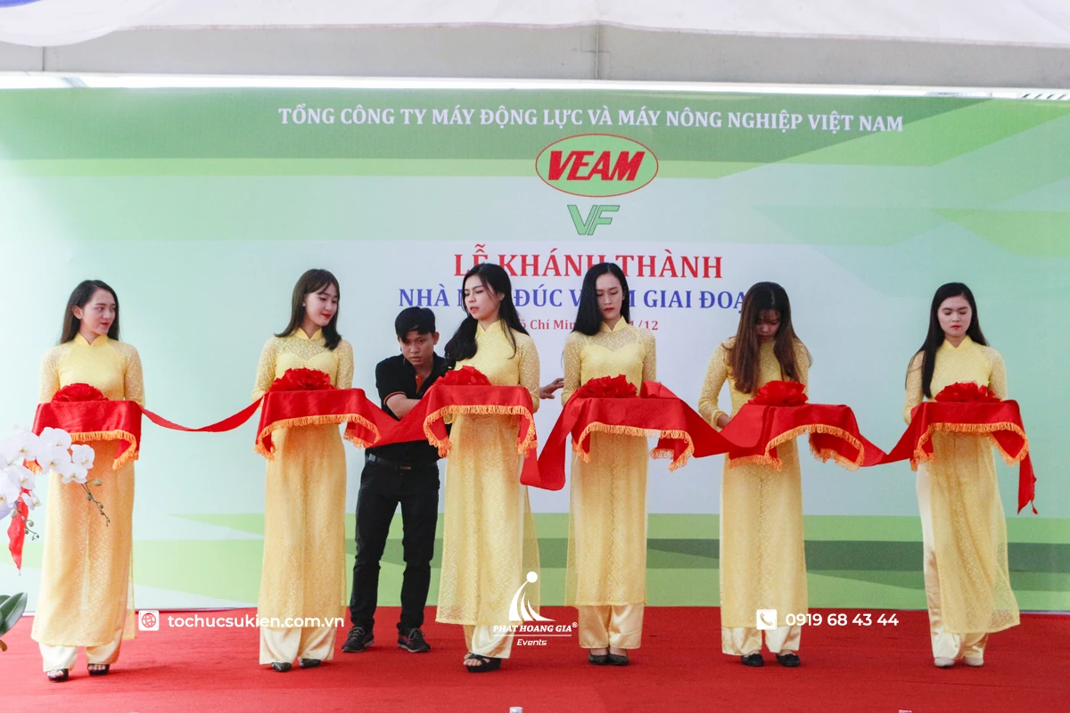 Đội ngũ Phát Hoàng Gia đang hướng dẫn PG thực hiện nghi thức cắt băng lễ khánh thành
