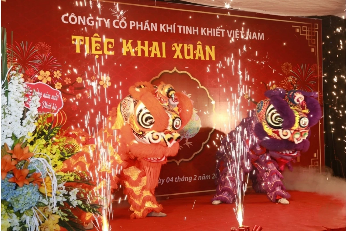Lễ khai xuân công ty rực rỡ với múa lân và pháo hoa rộn ràng
