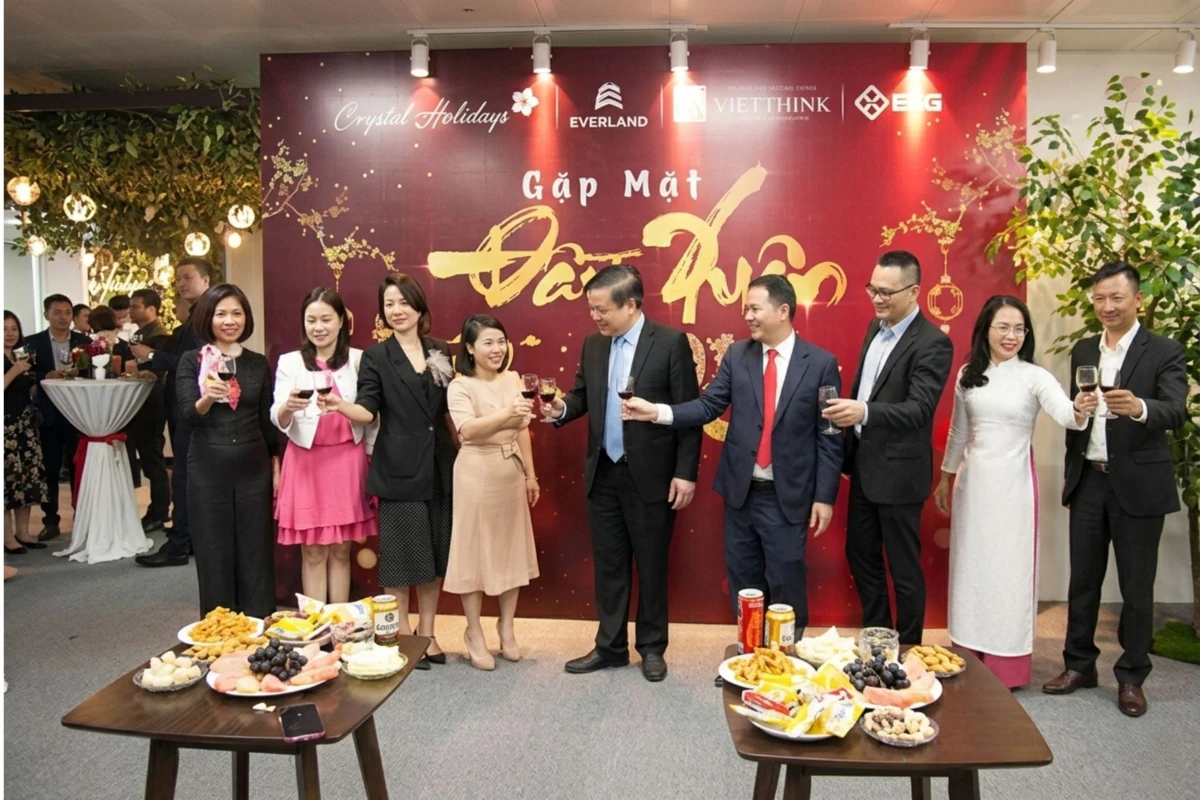 Các ban lãnh đạo cùng nâng ly chúc mừng trong ngày lễ khai xuân
