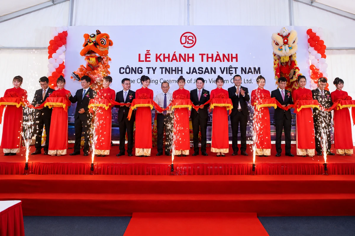 Nghi thức cắt băng khánh thành công ty Jasan Việt Nam diễn ra trang trọng với sự góp mặt của ban lãnh đạo.