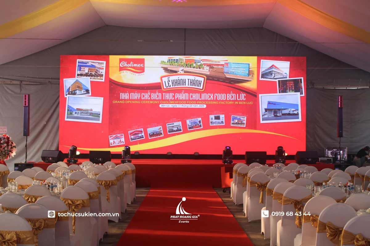 Sân khấu lễ khánh thành nhà máy Cholimex Food Bến Lức được thiết lập chỉnh chu với màn hình LED và thảm đỏ nổi bật do PHG thực hiện