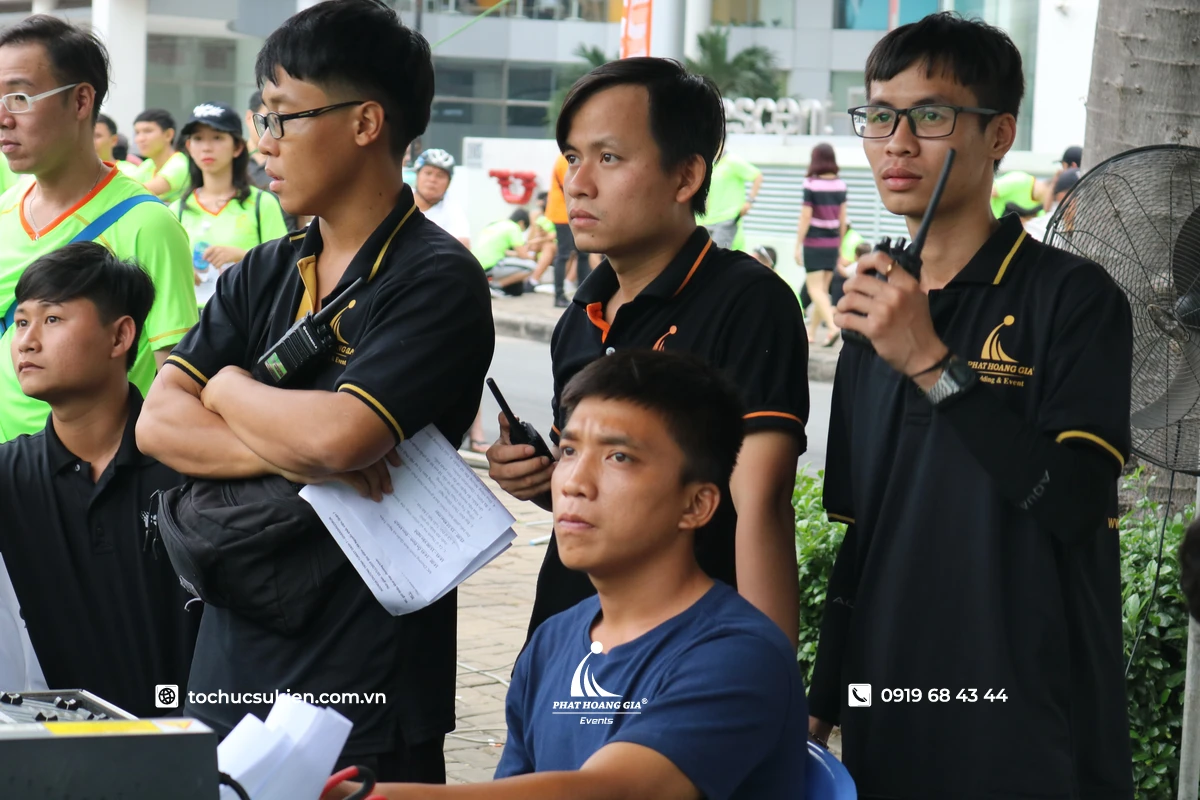 Ekip vận hành tập trung theo dõi tiến độ sự kiện và phối hợp bám sát kịch bản chương trình trong quá trình triển khai