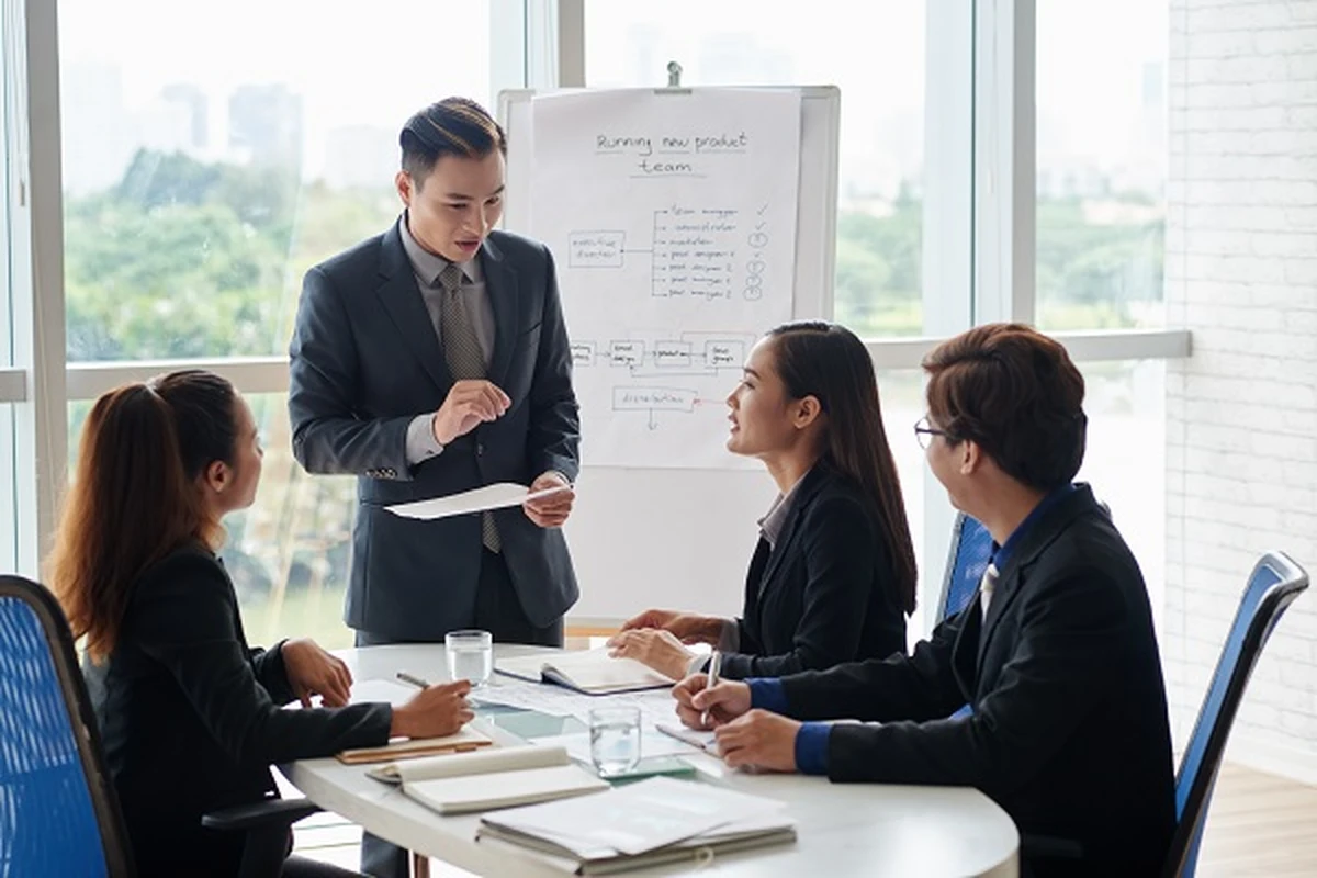 Team kịch bản đang họp và trao đổi ý tưởng để xây dựng nội dung chương trình trước sự kiện