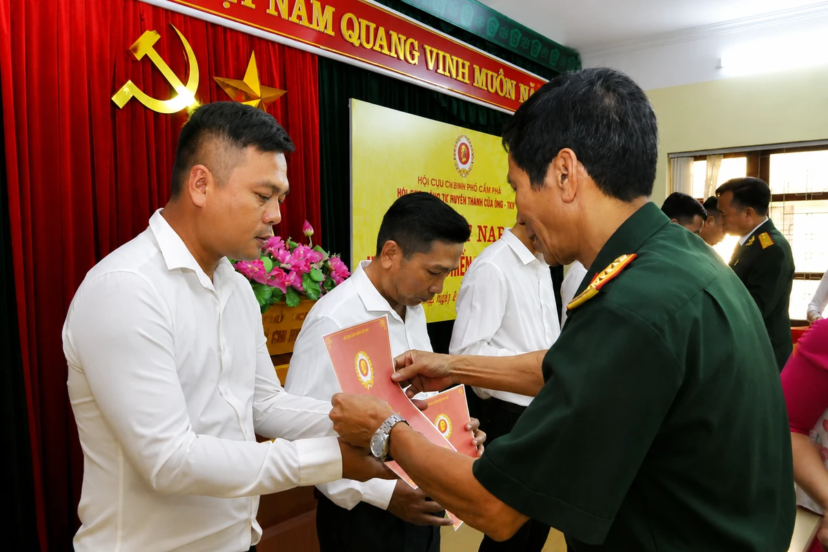 Trao quyết định kết nạp hội viên trong buổi lễ cựu chiến binh với không khí trang trọng tại hội trường địa phương