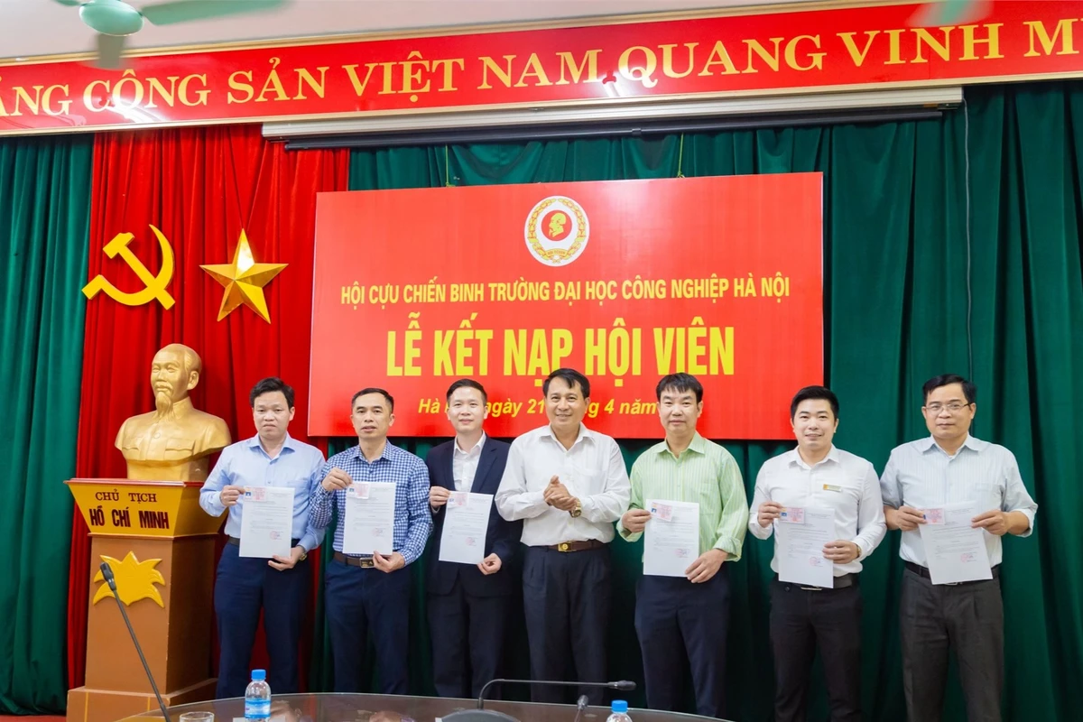 tập thể hội viên chụp lưu niệm tại lễ kết nạp hội viên cựu chiến binh trong không gian hội trường trang trọng