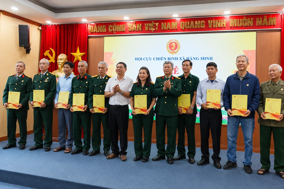 Kịch bản lễ kết nạp hội viên cựu chiến binh tại hội trường với các đại biểu và hội viên nhận quyết định trên sân khấu