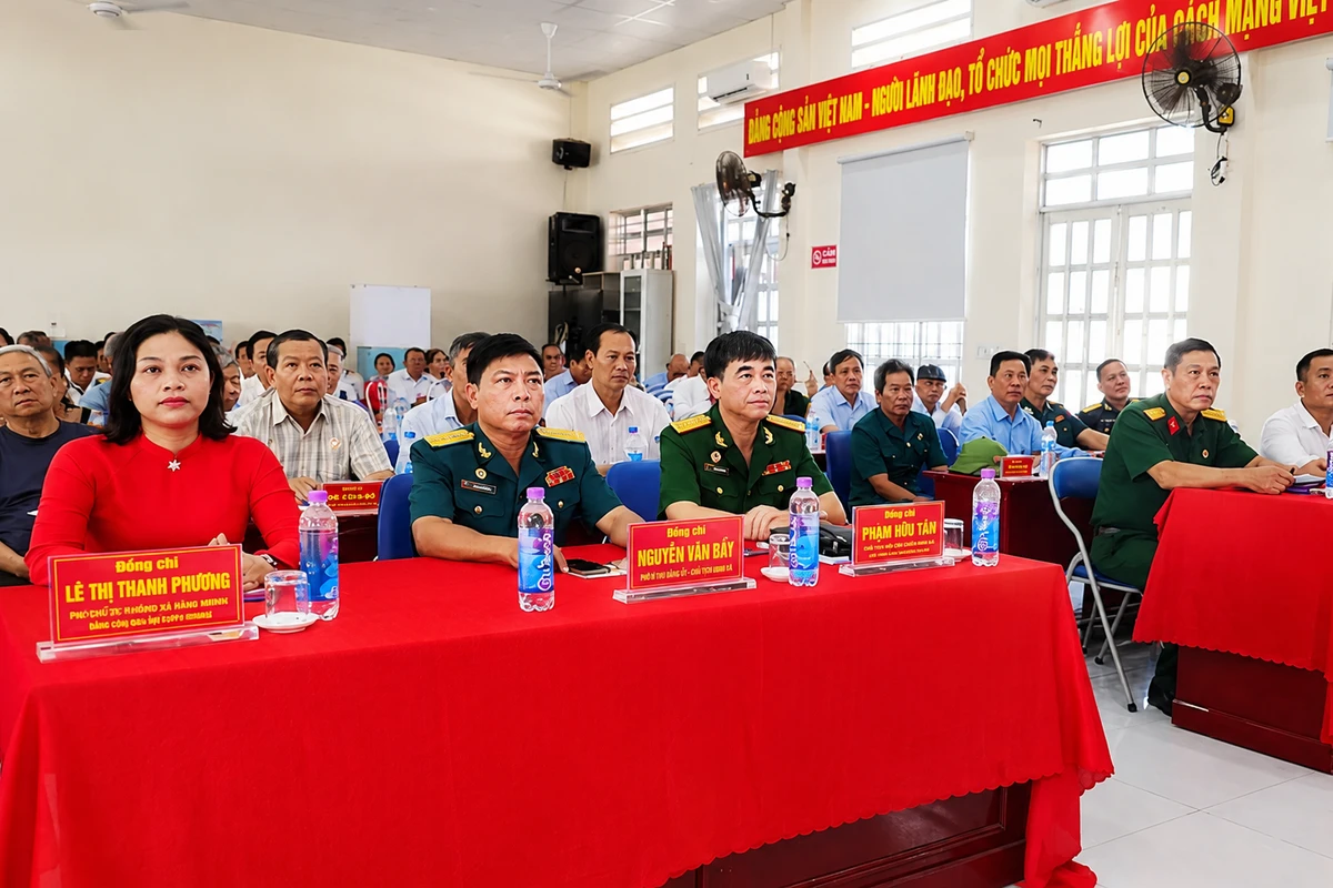 Toàn cảnh hội trường diễn ra lễ kết nạp hội viên cựu chiến binh với sự tham dự của các đại biểu, khách mời và hội viên trong không khí trang trọng