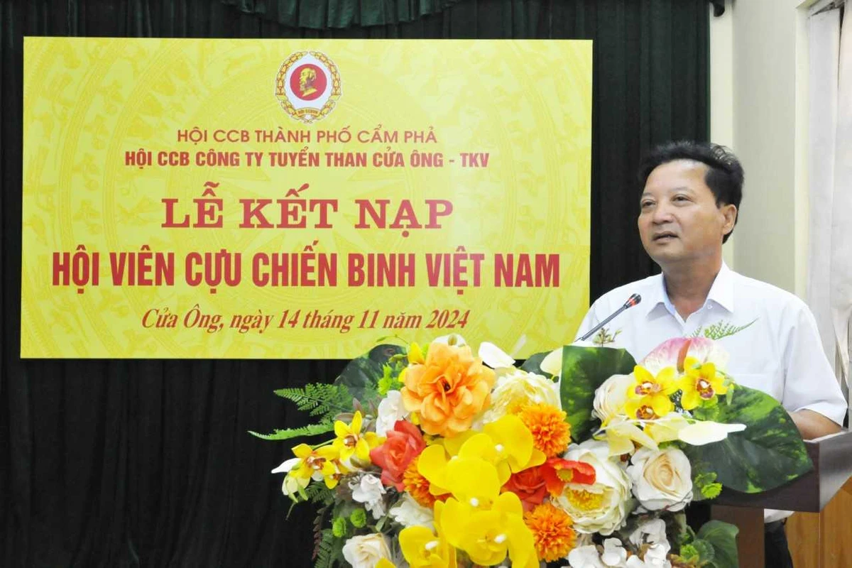 Ban lãnh đạo phát biểu và đọc quyết định kết nạp hội viên trong buổi lễ kết nạp hội viên cựu chiến binh được tổ chức trang trọng tại hội trường