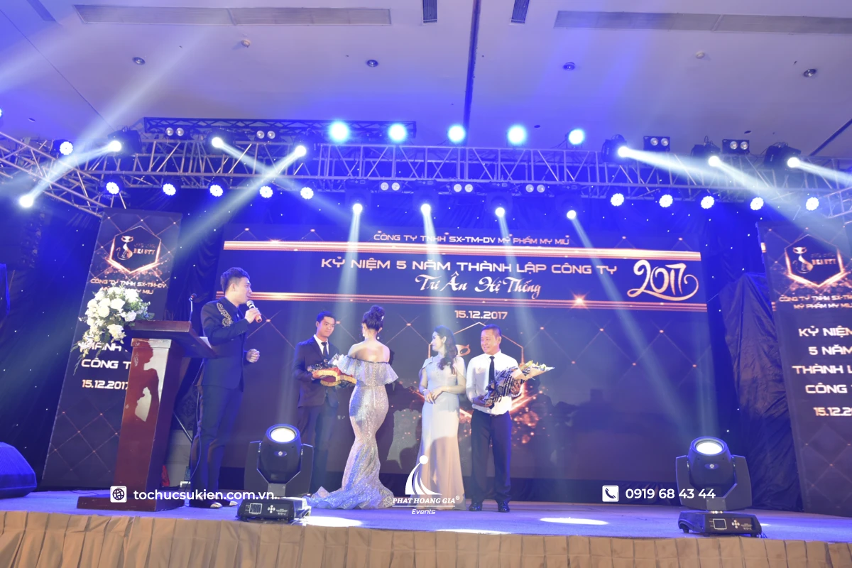 Nam MC điều phối chương trình vinh danh tri ân khách hàng My Miu theo kịch bản mc gala dinner