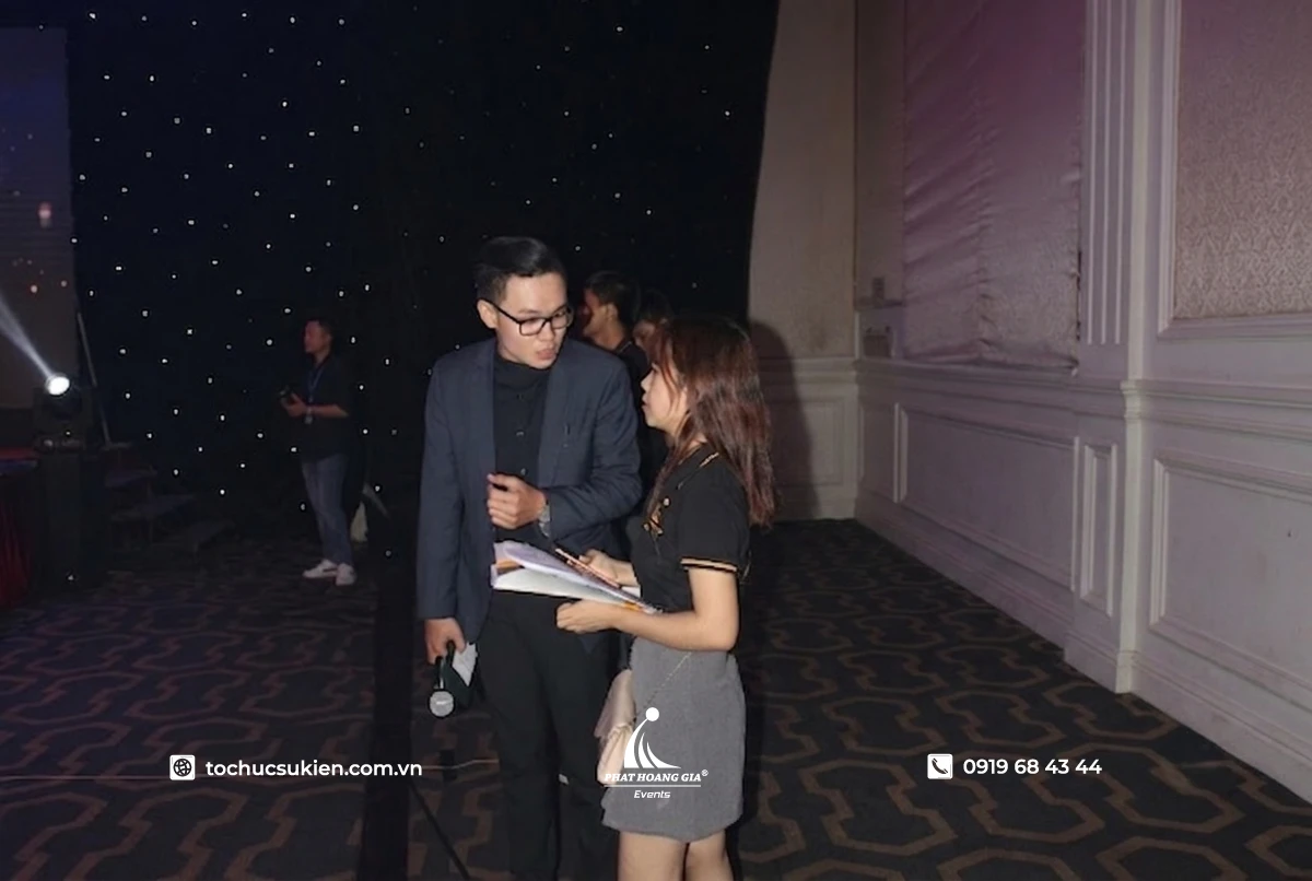 Nam MC và nhân sự điều phối PHG rà soát kịch bản mc gala dinner trước khi diễn ra sự kiện