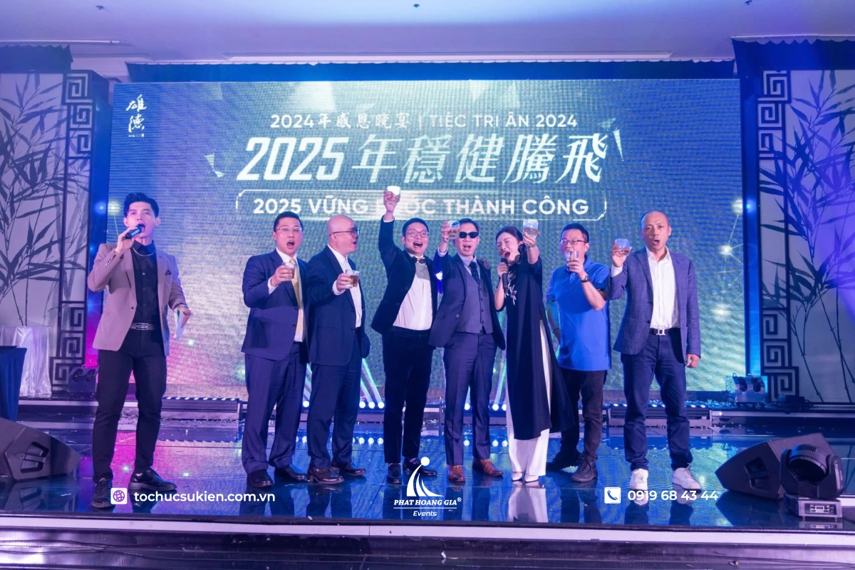 MC nam đang điều phối nghi thức nâng ly khai tiệc tri ân tại gala dinner doanh nghiệp trên sân khấu