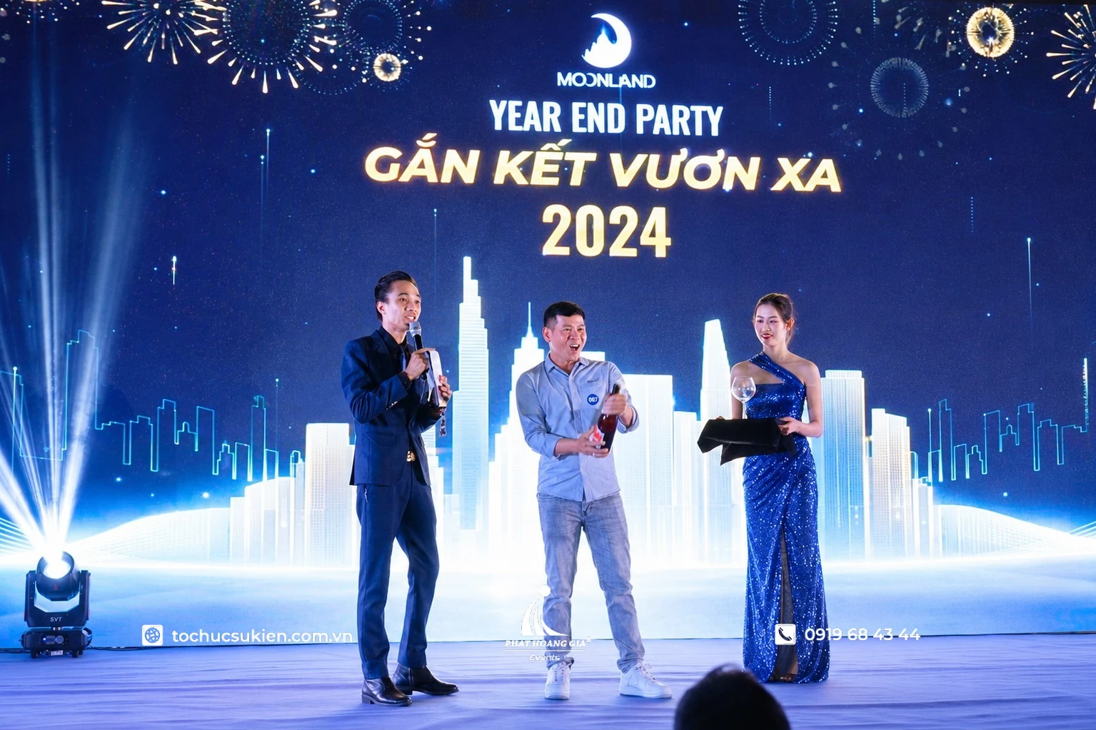 MC nam cùng ban lãnh đạo thực hiện nghi thức hô vang chuẩn bị khui rượu khai tiệc trong chương trình tất niên cuối năm sôi động
