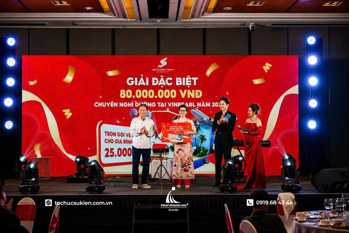 MC đang chúc mừng khách mời may mắn nhận giải thưởng trong chương trình tiệc tri ân khách hàng