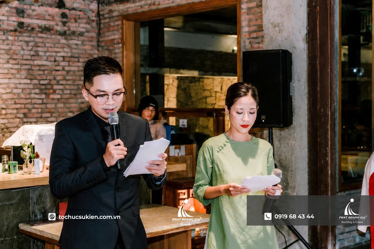 Cặp MC đang vinh danh các nhân sự có thành tích nổi bật trong năm tại chương trình tiệc tất niên cuối năm chuyên nghiệp và trang trọng