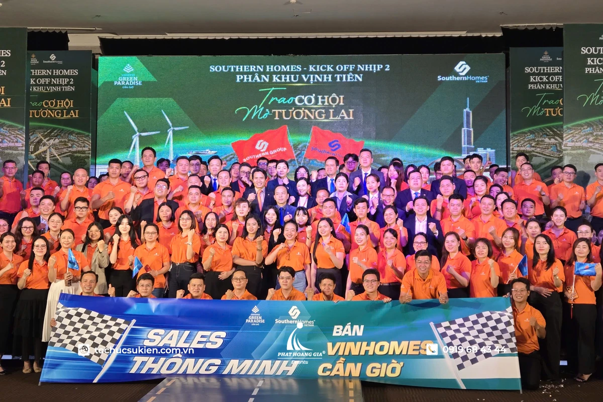 Kick off nghĩa là gì ?Toàn cảnh sân khấu kick off doanh nghiệp với toàn thể nhân viên tham dự lễ khởi động dự án trong không gian sự kiện chuyên nghiệp