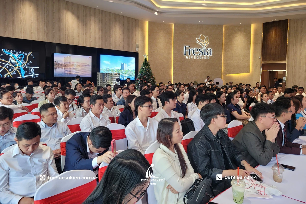 Toàn cảnh khách mời tham dự buổi lễ kick off dự án trong không gian sự kiện doanh nghiệp