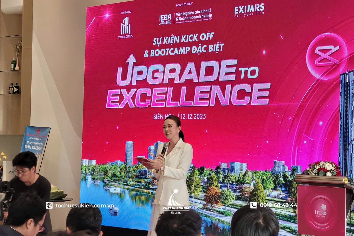 MC dẫn dắt chương trình lễ kick off trên sân khấu sự kiện doanh nghiệp