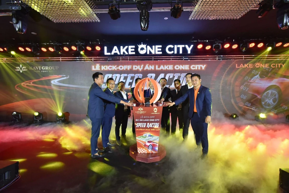 Sân khấu lễ kick off với ban lãnh đạo và nghi thức khởi động dự án trước toàn thể nhân sự doanh nghiệp