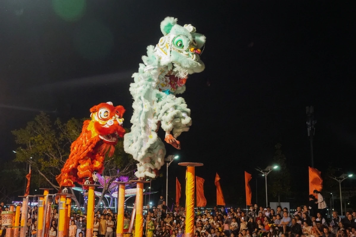 Cận cảnh khoảnh khắc lân sư rồng nhảy mai hoa thung đầy kịch tính trước sự theo dõi của đông đảo khán giả.