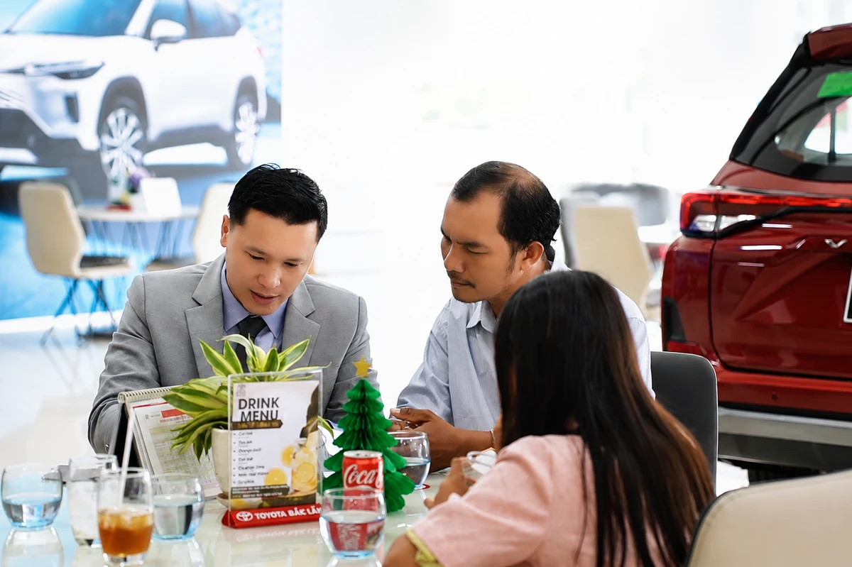 Khoảnh khắc ký xác nhận bàn giao xe cho khách hàng tại buổi lễ nhận xe