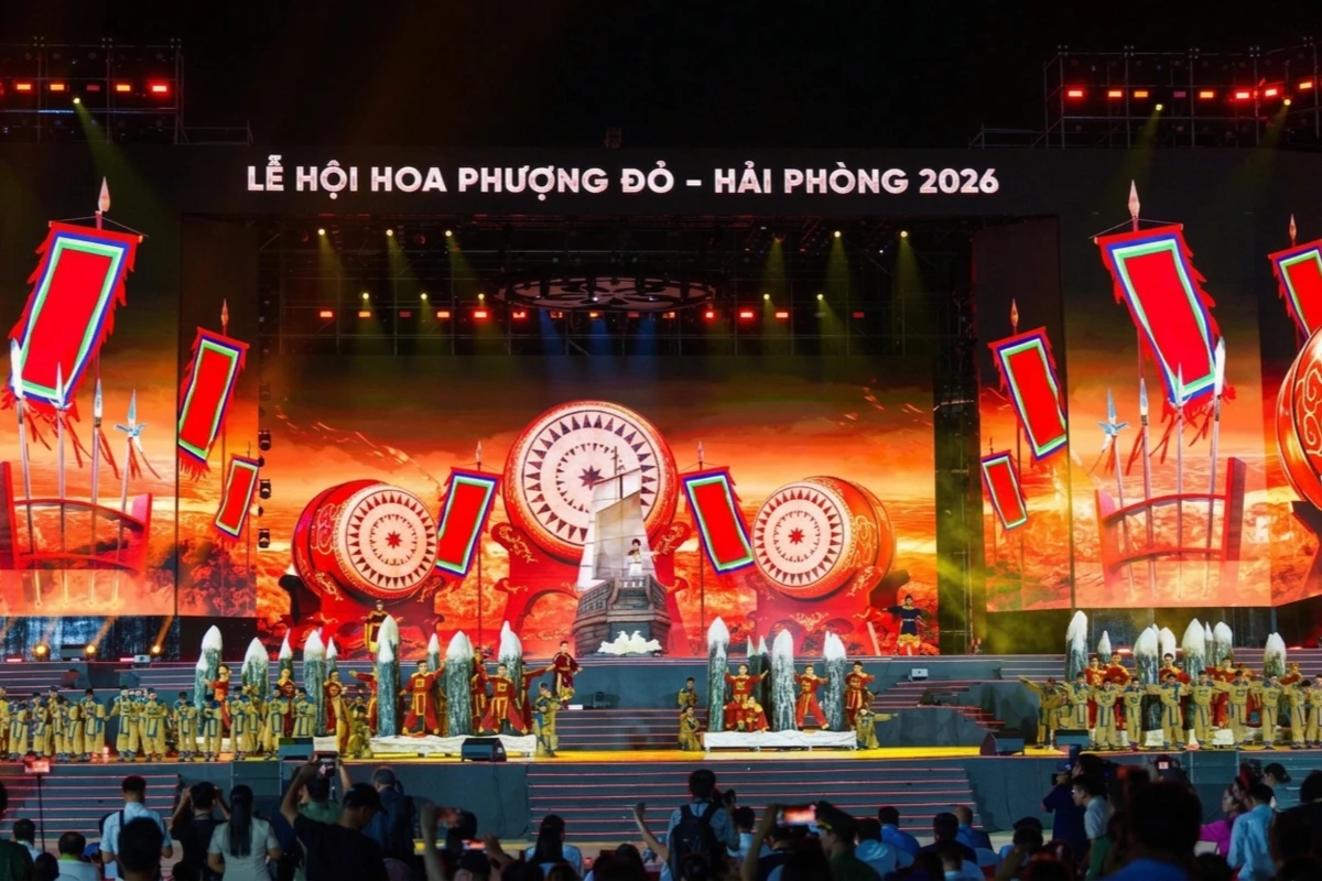 Sân khấu trình diễn nghệ thuật hoành tráng tại lễ hội Hoa Phượng Đỏ Hải Phòng 2026.