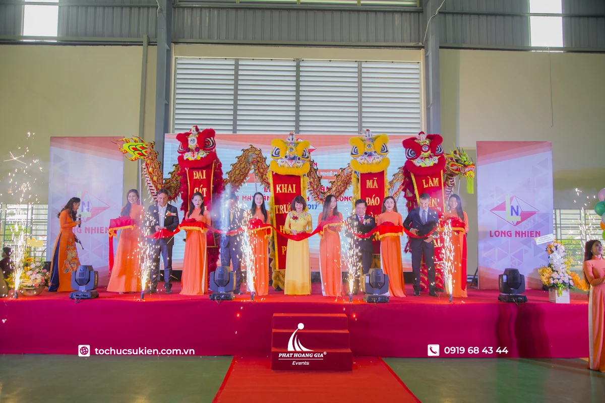 Đội ngũ PG và lân sư rồng chuyên nghiệp trong nghi thức cắt băng khánh thành tại sự kiện khai trương do Phát Hoàng Gia triển khai