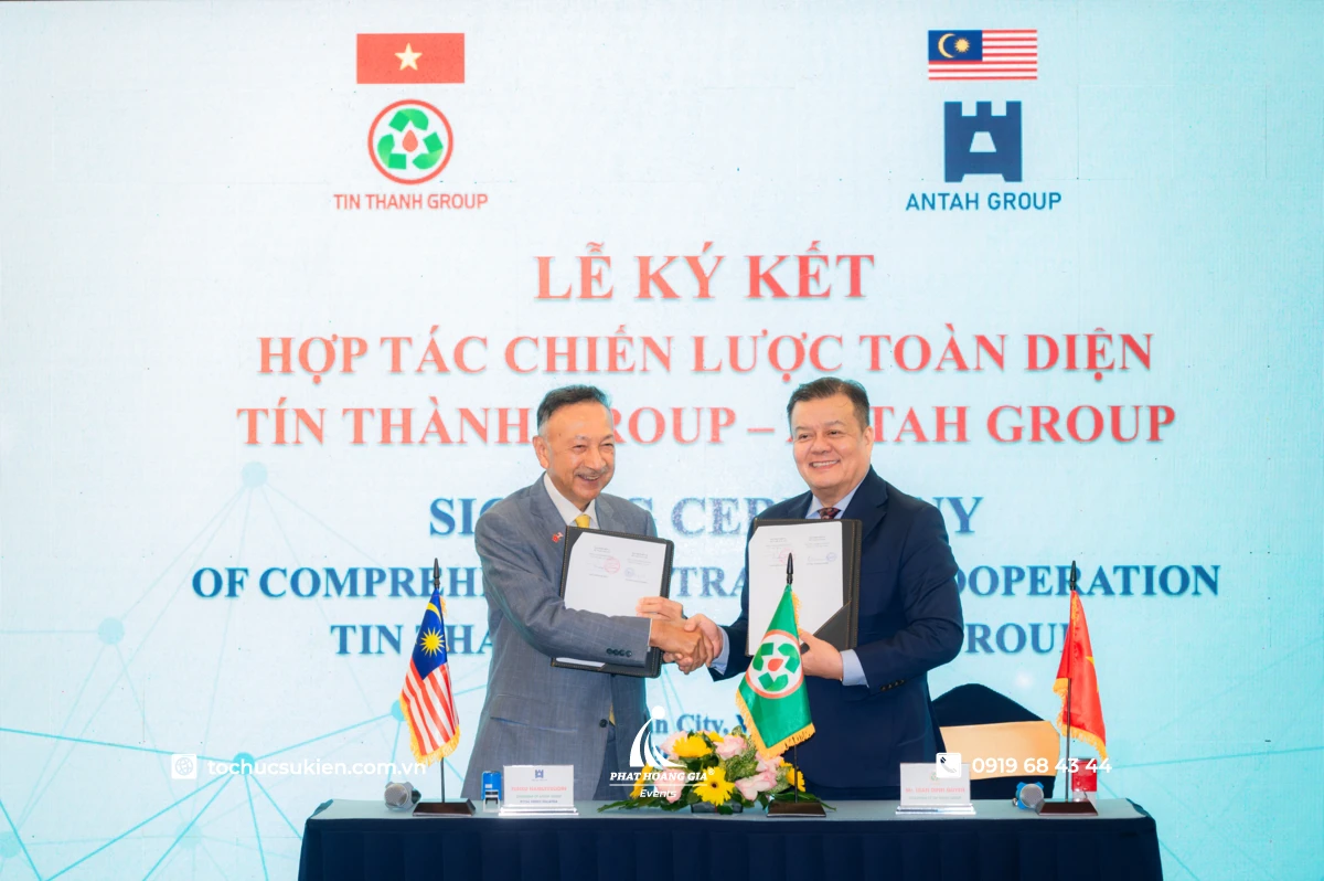 Khoảng khắc đại diện hai bên trao đổi văn bản đã ký kết với cái bắt tay biểu trưng tại lễ ký kết 