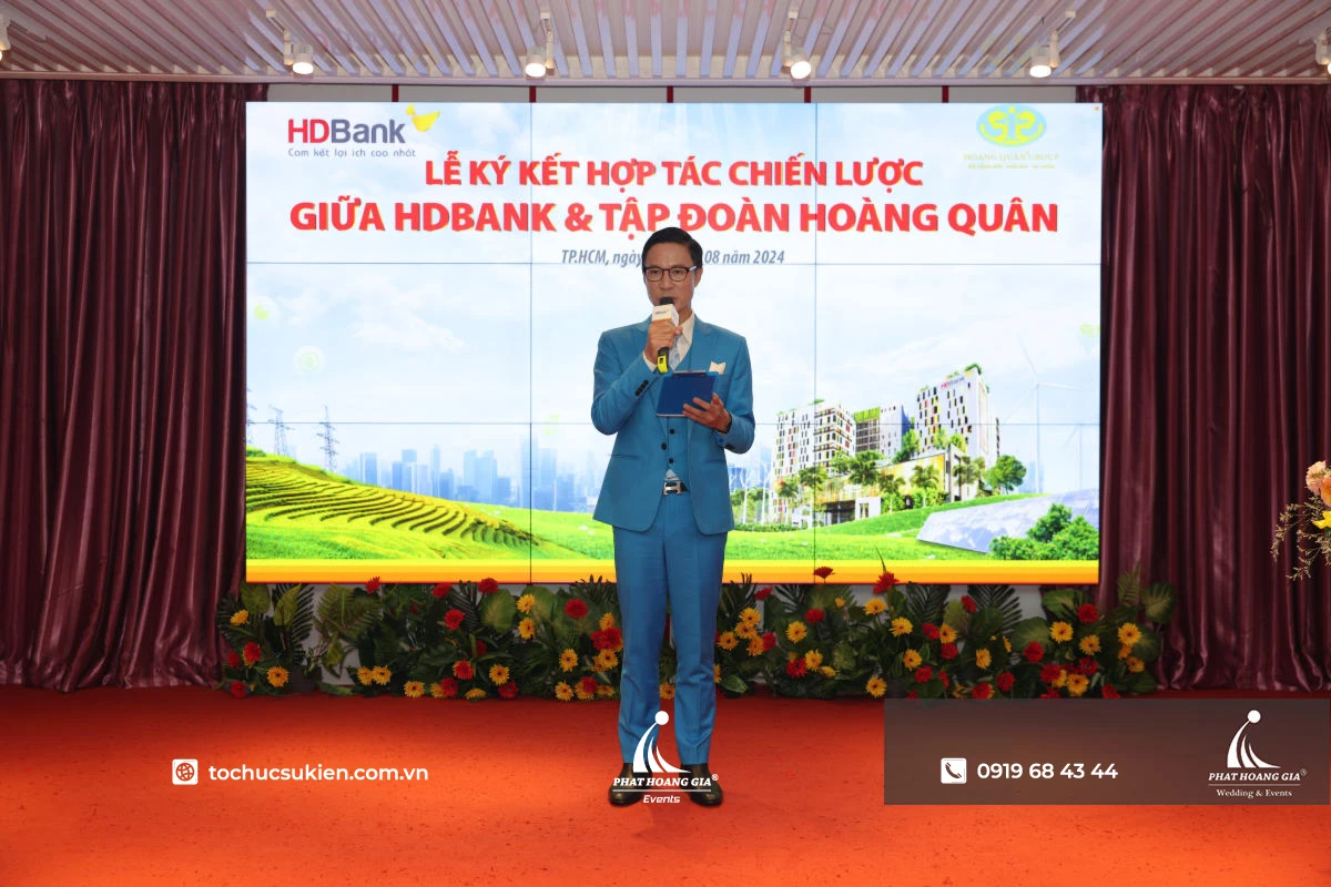 Nam MC dẫn dắt nội dung tại lễ ký kết hợp tác phát triển dự án.