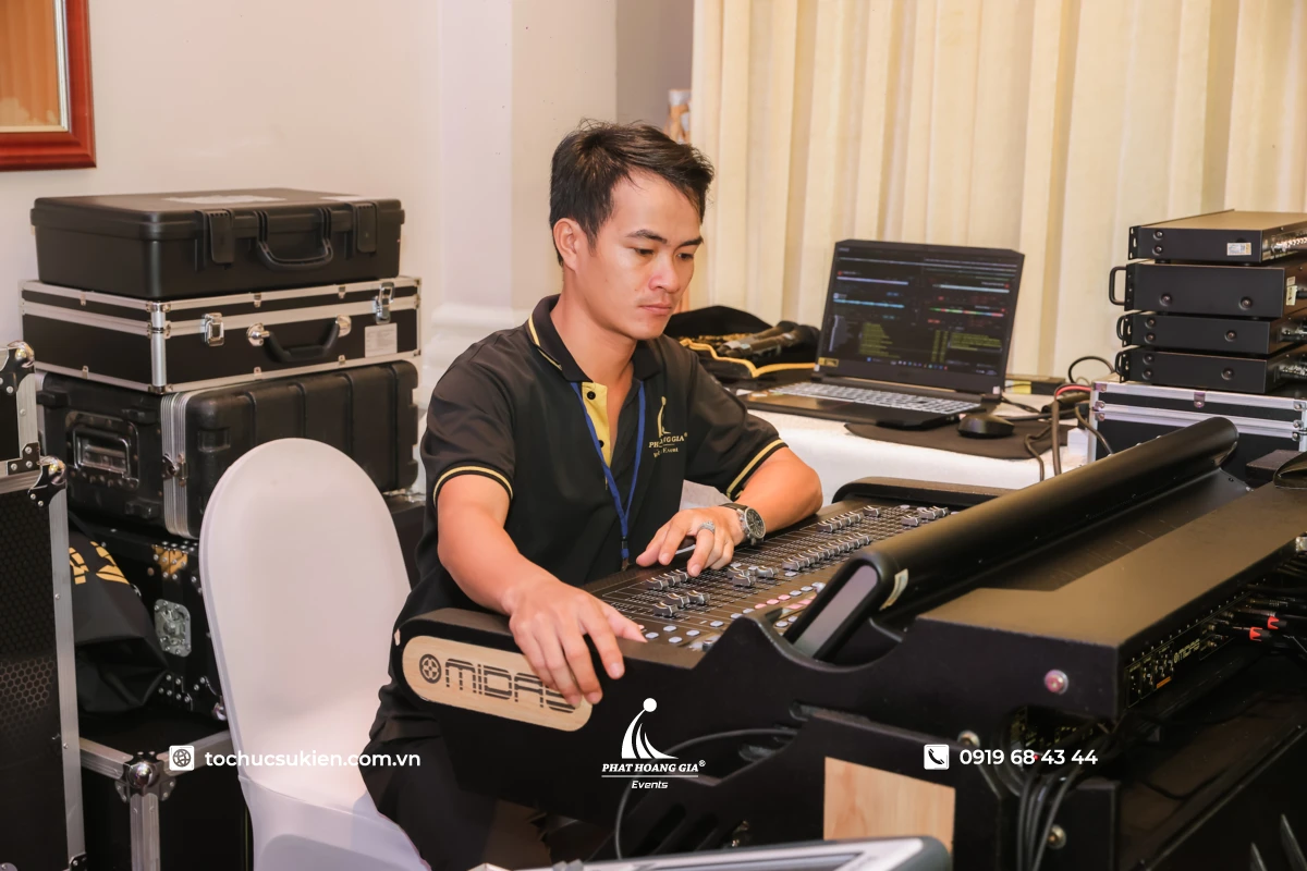 Kỹ thuật viên PHG chuẩn bị hệ thống kỹ thuật đảm bảo sự kiện lễ ký kết hợp tác diễn ra thành công.