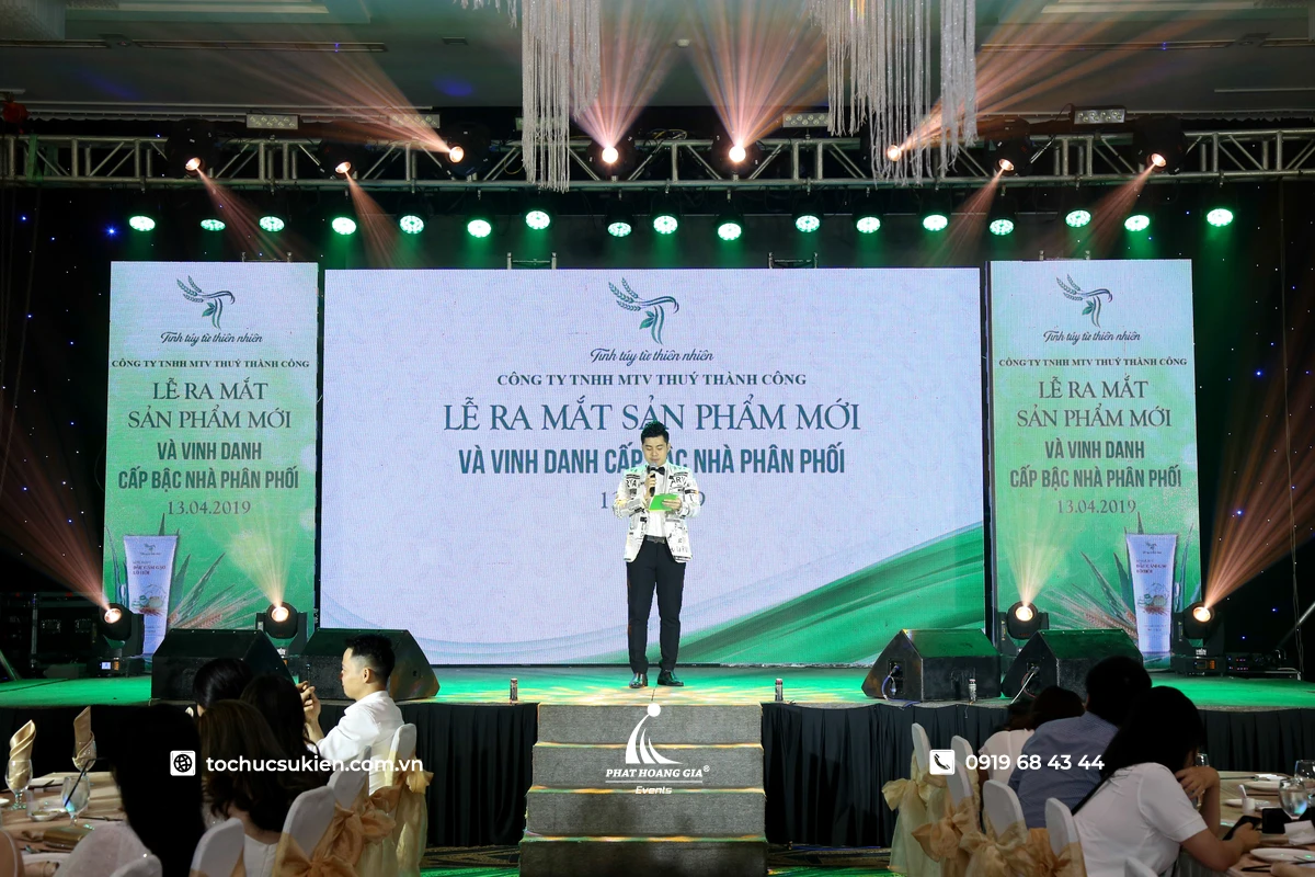 Phát Hoàng Gia cung cấp MC chuyên nghiệp dẫn chương trình trong không gian sự kiện lễ ra mắt sản phẩm